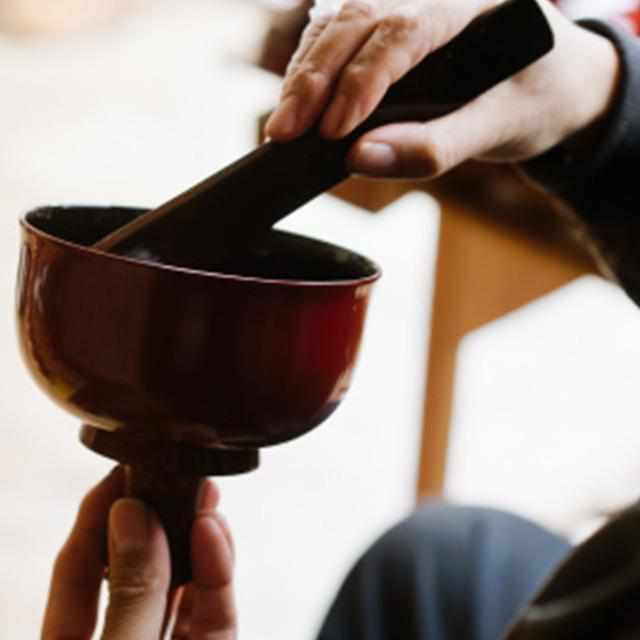 【モバイルタンブラー】thermo mug × 土直漆器 うるし唐草 (レッド) | 越前漆器 | 匠市 - Image 4